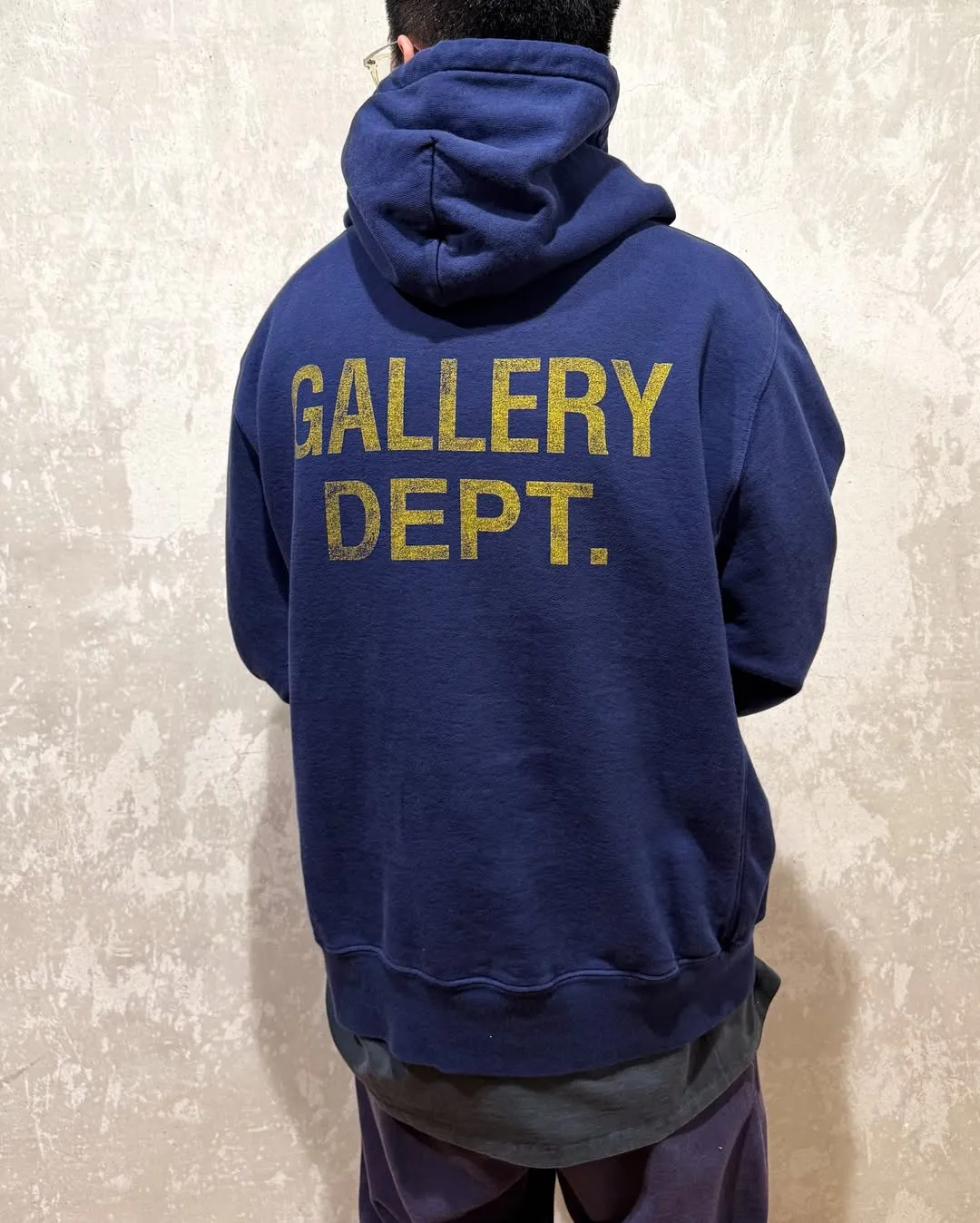 GALLERY DEPT. PAINT LOGO HOODIE/Vintage Navy Purple English graffiti distressed hoodie Purple S-XL Front panel GD ENGLISH logo Enlarged back logo Ready-to-wear belt printed with wash and distressed Made with faded distressed texture There is "Art on Display" pattern patch on the cuffs All painted by old craftsmen with splashes of ink Original mold opening Fabric custom woven and dyed Perfect reproduction of the correct version